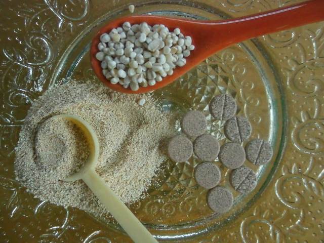 Hiobstränen(Yi Yi Ren) getrocknet und zerkleinert, gemahlen und in einer chinesischen Kräuterrezeptur